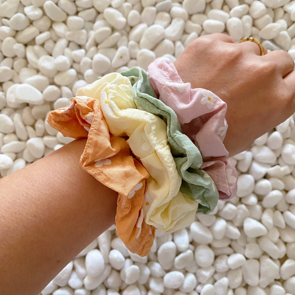 Urban Trendly Daisy Hair Scrunchies Set Cute Women 4Pcs