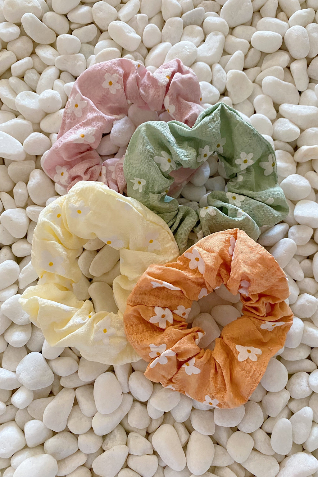 Urban Trendly Daisy Hair Scrunchies Set Cute Women 4Pcs